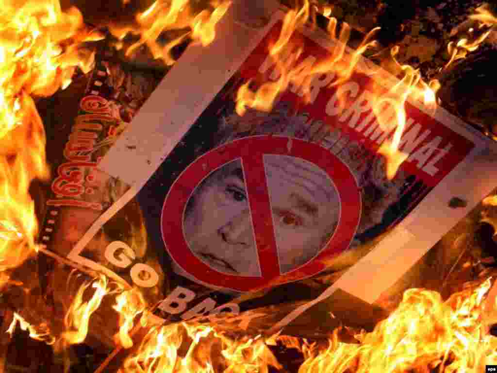 Сторонники ХАМАС сжигают плакаты с изображением Джорджа Буша во время акции протеста против его визита в Израиль и на палестинские территории. Газа, 9 января 2008.