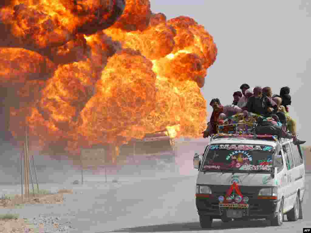 Pakistan - Napadnuta su i uništena dva NATO tankera sa gorivom, na sreću u prenatrpanom kombiju koji se slučajno našao u blizini niko nije stradao, Quetta, 03.08.2011.