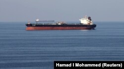بر اساس آمارهای شرکت‌ ردیابی نفتکش‌ها، ایران بیش از ۱۰۰ میلیون بشکه نفت بی‌مشتری انبار شده در نفتکش‌ها یا تجهیزات ذخیره نفت در خشکی دارد.