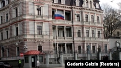 Flamuri rus i vendosur në ndërtesën e Ambasadës ruse në Riga. Fotografi nga arkivi. 