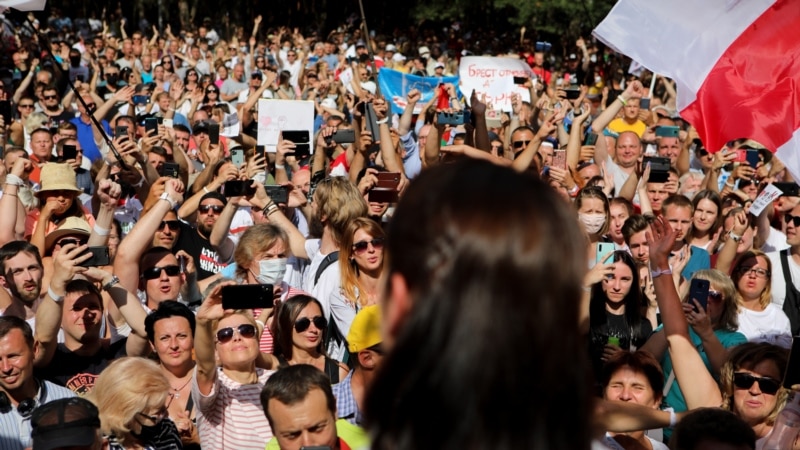 „Iubim. Putem. Vom învinge”. Candidata opoziției belaruse Sviatlana Țihanouskaia a adunat mii de susținători înainte de votul prezidențial