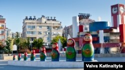 "Kremlin kitsch" -- a lot of businesses in the tourist resort of Antalya on the Turkish Riviera go to considerable lengths to make Russians feel at home. 