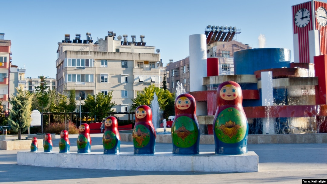 Трусики жоқ ескі, артық салмақты аниме әйелдері