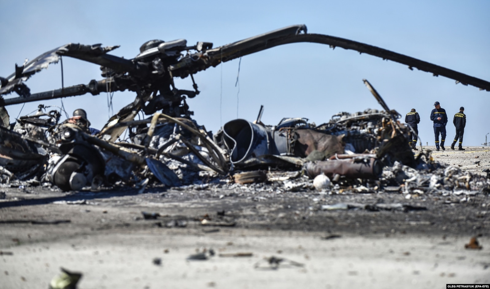 Залишки знищеного російського гелікоптера на аеродромі в Гостомелі на Київщині