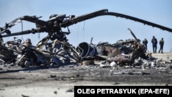 Українські військовослужбовці біля залишків російського гелікоптера на аеродромі Гостомель під Києвом, 5 травня 2022 року, ілюстративне фото