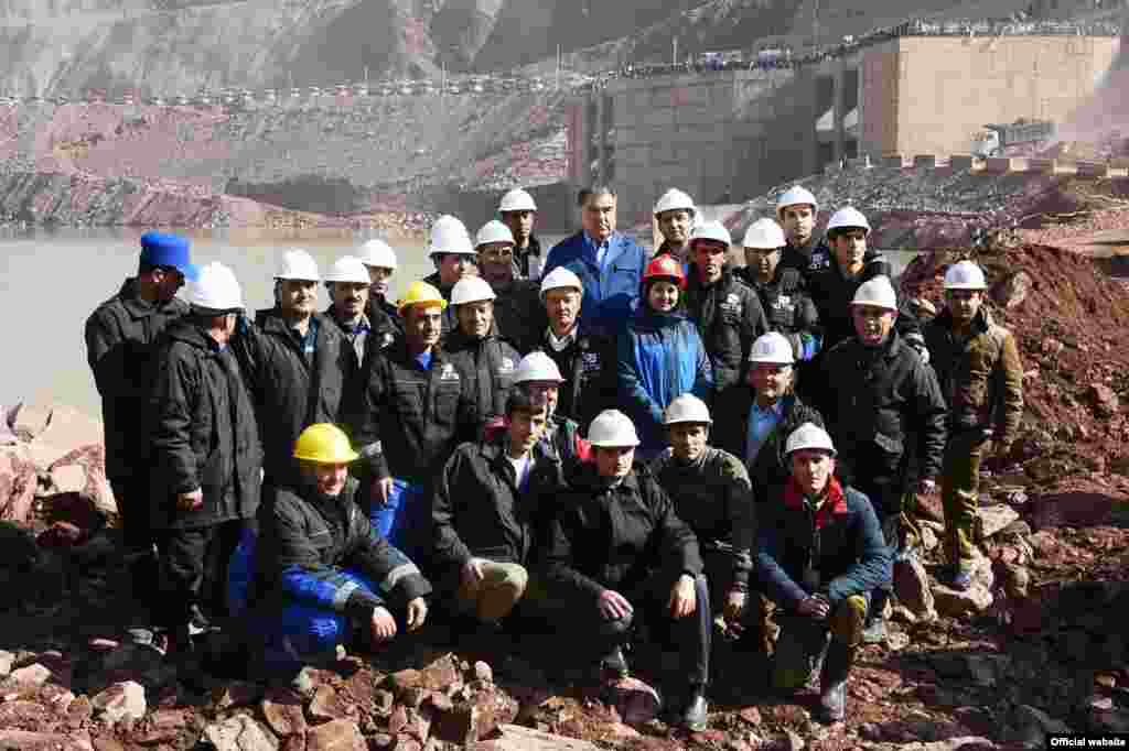 Рабочие на строительстве ГЭС фотографируются с президентом Рахмоном.