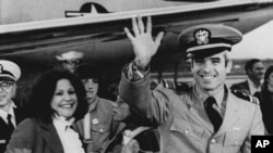 Джон Маккейн, побывавший во вьетнамском плену больше пяти лет, после прибытия на военно-морскую базу в Джэксонвилле. Флорида, 18 марта 1973 года.