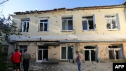 Разрушенная обстрелами больница в Донецке. 