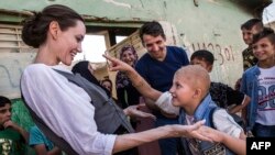 Анджелина Джоли во время посещения Мосула