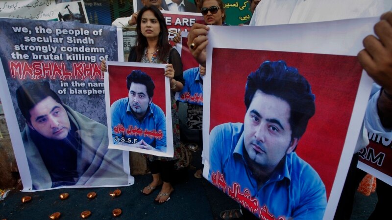 Pakistan studenti dine dil ýetirmekde aýyplan we öldüren bir adamy ölüme, bäş adamy ömürlik türmä höküm etdi