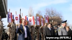 Подконтрольный России глава Крыма Сергей Аксенов и представители крымской «самообороны» на митинге в Симферополе, 23 февраля 2015 года