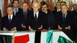 خدام (چپ) در کنار حافظ اسد، و فاروق الشرع