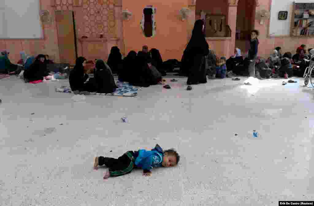 Civilians who escaped from Raqqa's front-line in Syria rest at a mosque on October 12. (Reuters/Erik De Castro)