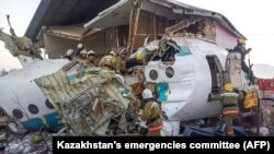 Спасатели на месте крушения самолета компании Bek Air. Алматы, 27 декабря 2019 года.