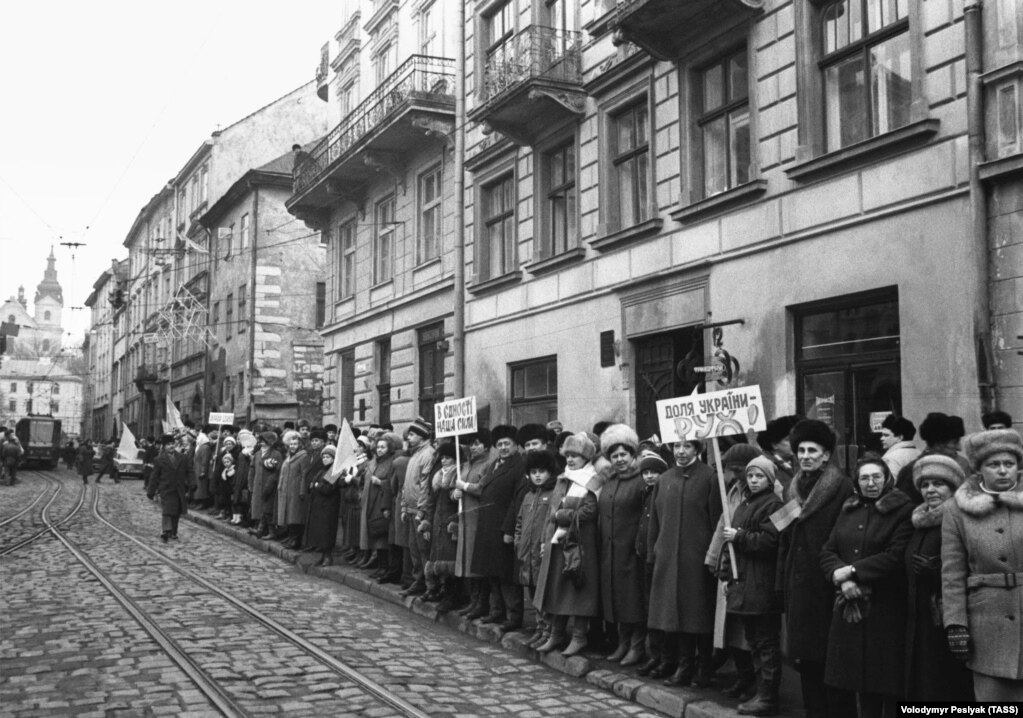 Львів.&nbsp;Акцію &laquo;Українська хвиля&raquo; організував Народний Рух України, його очолював Іван Драч, а головою виконавчого органу &ndash; Секретаріату &ndash; був колишній політв&#39;язень Михайло Горинь. Підготовка &laquo;Живого ланцюга&raquo; почалася ще у вересні 1989 року, організатори від різних областей збиралися на наради щомісяця чи й раз на два тижні. Іван Драч згодом у своєму щоденнику зробив запис щодо &laquo;Живого ланцюга&raquo;: &laquo;Ідею подав дисидент Валентин Мороз, назву дав Олесь Гончар, найбільше агітував Дмитро Павличко, організатор &ndash; голова Секретаріату Руху Михайло Горинь&raquo;. А дехто був проти, бо боявся, що на акцію ніхто не прийде