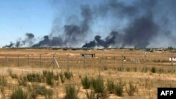 Дым над крупнейшим в Ираке НПЗ в Баиджи, 7 мая 2015 года. 