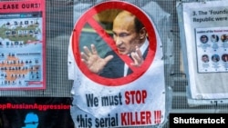 Çeh paýtagtynda Orsýetiň Ukraina garşy agressiýasyna garşy dowam edýän "Praga Maýdanynda" geçirilýän yzygiderli protest çäresindäki maglumat materiallary. Praga, 2019-njy ýylyň 21-nji marty