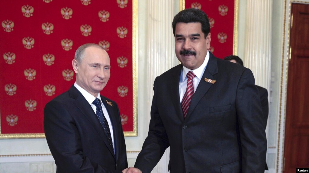 Russian President Vladimir Putin (L) with Venezuelan President Nicolas Maduro