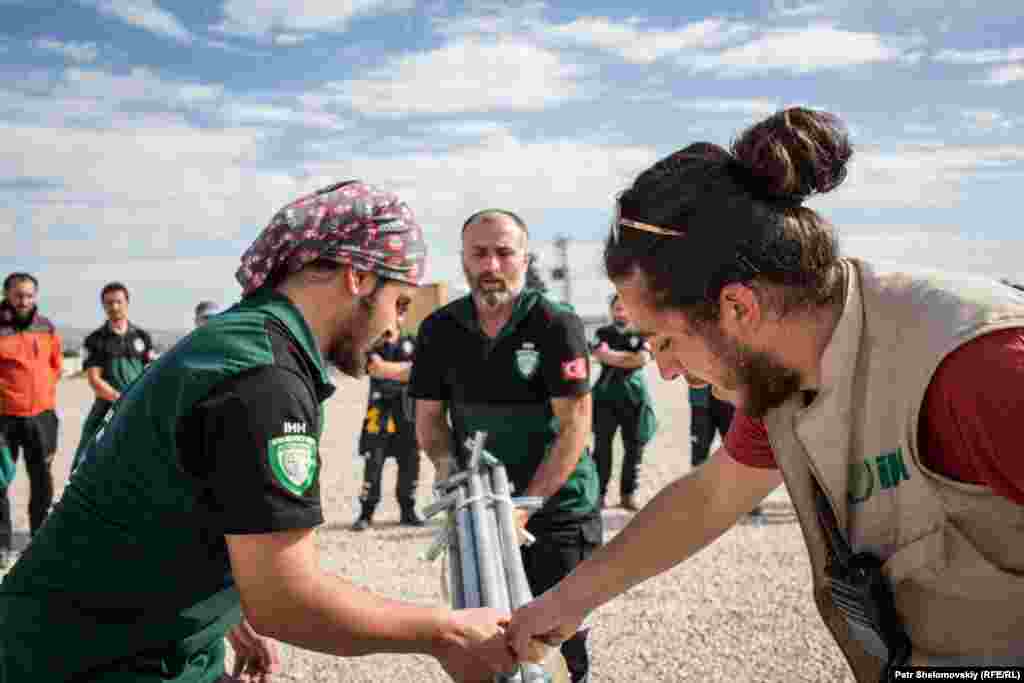 IHH volunteers are learning how to set up a tent. They are preparing to cross the border into Syria where they will build tents for people displaced by fighting.