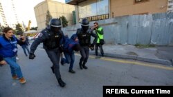 Ադրբեջան - Ոստիկանությունը բերման է ենթարկում ընտրախախտումների դեմ բողոքող ցուցարարներին, Բաքու,16-ը փետրվարի, 2020թ.