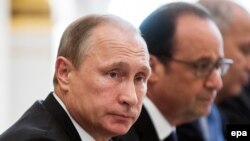 Президент России Владимир Путин (слева) и президент Франции Франсуа Олланд.