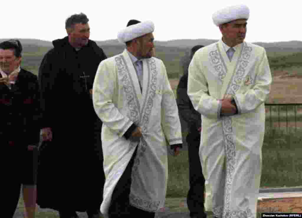 Имамы, прибывшие на Спасское кладбище. Карагандинская область, 31 мая 2011 года. - Имамы, прибывшие на Спасское кладбище. Карагандинская область, 31 мая 2011 года. 