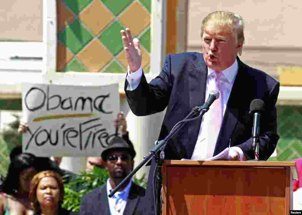 Трамп выступает на шествии движения&nbsp;&laquo;Чаепития&raquo;&nbsp;во Флориде в 2011 году. В речи, обращенной к ультраконсервативной фракции Республиканской партии, он обрушился с критикой на Барака Обаму.&nbsp;