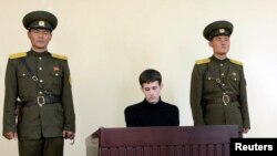 Гражданин США Мэттью Миллер сидит на скамье подсудимых в Верховном суде Северной Кореи. 