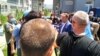 Rasim Ljajić u Novom Pazaru ispred Opšte bolnice, sa novinarima i demonstrantima okupljenim tokom posete premijerke i ministra zdravlja tom gradu, 30. juna 2020.