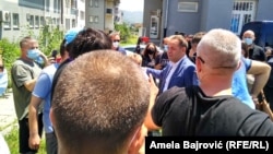 Rasim Ljajić u Novom Pazaru ispred Opšte bolnice, sa novinarima i demonstrantima okupljenim tokom posete premijerke i ministra zdravlja tom gradu, 30. juna 2020.