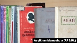 Книги Мухтара Ауэзова в Центральной научной библиотеке. Алматы, 25 июля 2012 года.