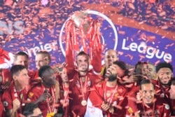 Капитанът Джордан Хендерсън вдига първия трофей от Висшата лига в историята на "Ливърпул"