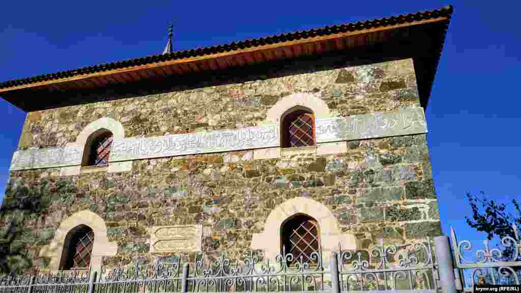 Мечеть выполнена в лучших традициях мусульманской архитектуры Крыма