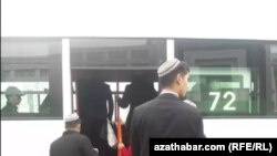 Оҷонсии Reuters менависад, баробари ба Туркманистон ворид шудани ҳайати СҶТ, ронандаҳои автобусҳои Ашқобод бо ниқоби тиббӣ дар рӯй сари кор дида шуданд