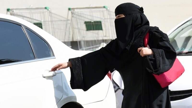 Сауд Аравия жалгыз саякаттаган аялдарга виза бере баштайт 