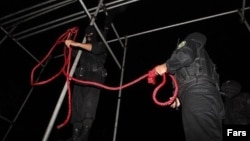 Iranian police officers prepare a noose ahead of an execution. (file photo)