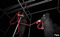 Iranian police officers prepare a noose ahead of an execution. (file photo)