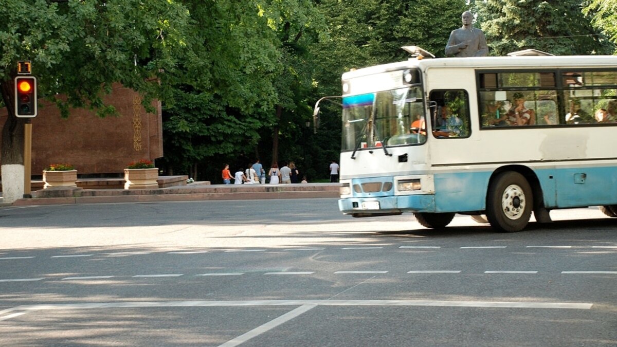 В Алматы водители автопарка требуют повысить зарплату