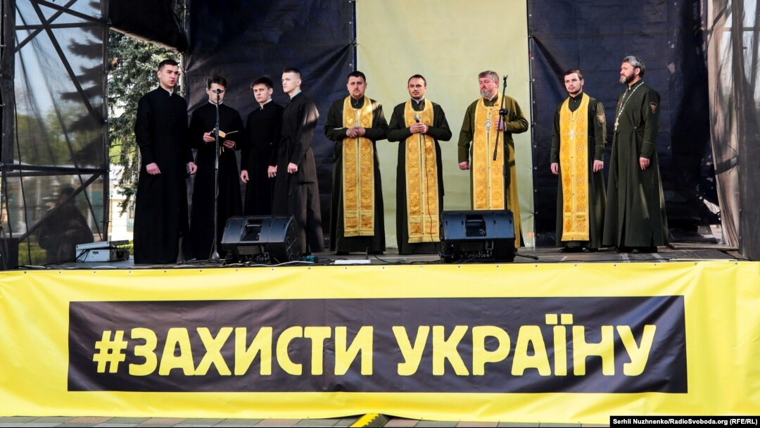 Військові капелани Православної церкви України долучилися до акції біля парламенту України на підтримку української мови. Київ, 26 квітня 2019 року