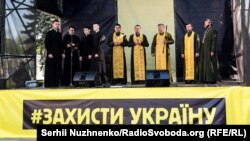 Військові капелани Православної церкви України долучилися до акції біля парламенту України на підтримку української мови. Київ, 26 квітня 2019 року