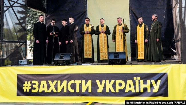 Військові капелани Православної церкви України долучилися до акції біля парламенту України на підтримку української мови. Київ, 26 квітня 2019 року