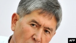 Kyrgyzstan -- Opposition leader Almazbek Atambaev at a press conference in Bishkek, 28Jul2009 