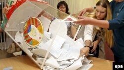 Բելառուս - Մինսկի ընտրատեղամասերից մեկում պատրաստվում են իորհրդարանական ընտրություններում տրված քվեների հաշվարկին, 11-ը սեպտեմբերի, 2016թ․
