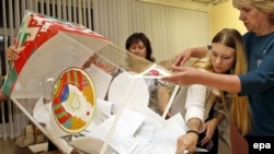 Члены ЦИК Беларуси опустошают избирательный ящик, 11 сентября 2016 года. 