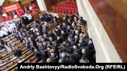 Депутати владних партій радяться в кутку парламентської зали