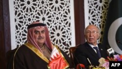 Ministri i Jashtëm i Bahreinit, Khalid bin Ahmed al-Khalifa (majtas)