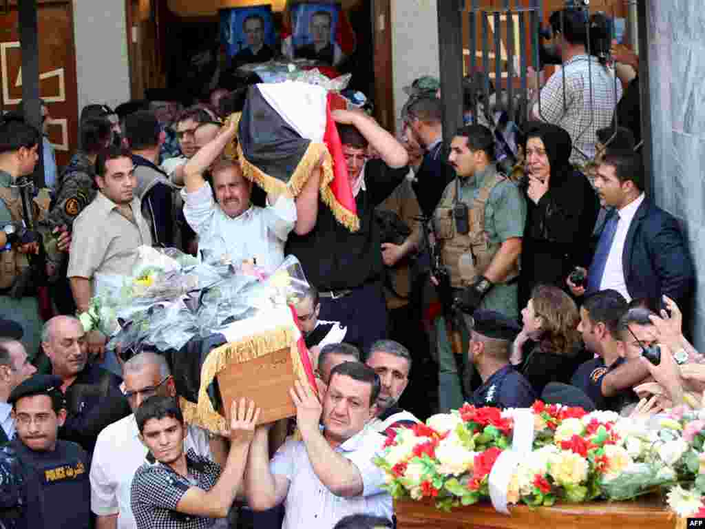 عزاداران مسیحی در حال حمل تابوت قربانیان گروگانگیری در بغداد- ۱۱ آبان - IRAQ, Baghdad : Iraqi Christians carry coffins of their killed relatives during a funeral service at a church in Baghdad on November 2, 2010 for the victims of a church carnage in which more than 40 Christians were killed on October 31 during a hostage drama with Al-Qaeda gunmen. AFP PHOTO/AHMAD AL-RUBAYE 