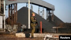 Один из сепаратистов охраняет территорию угольной шахты в населенном пункте Нижняя Крынка, к востоку от Донецка