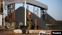 Проросійський сепаратист стоїть біля шахти на Донеччині, архівне фото 