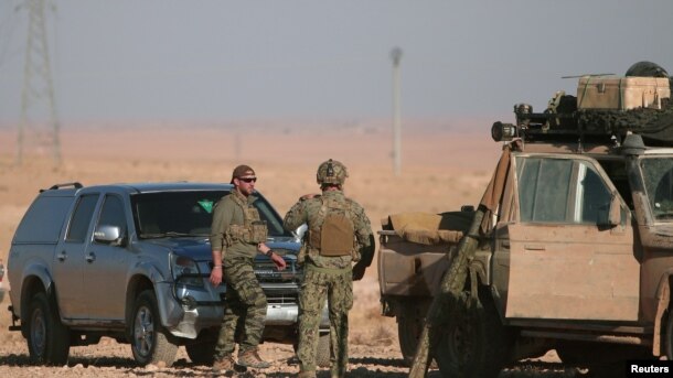 Американские военные рядом со служебными автомобилями к северу от Ракки. 6 ноября 2016 года.
